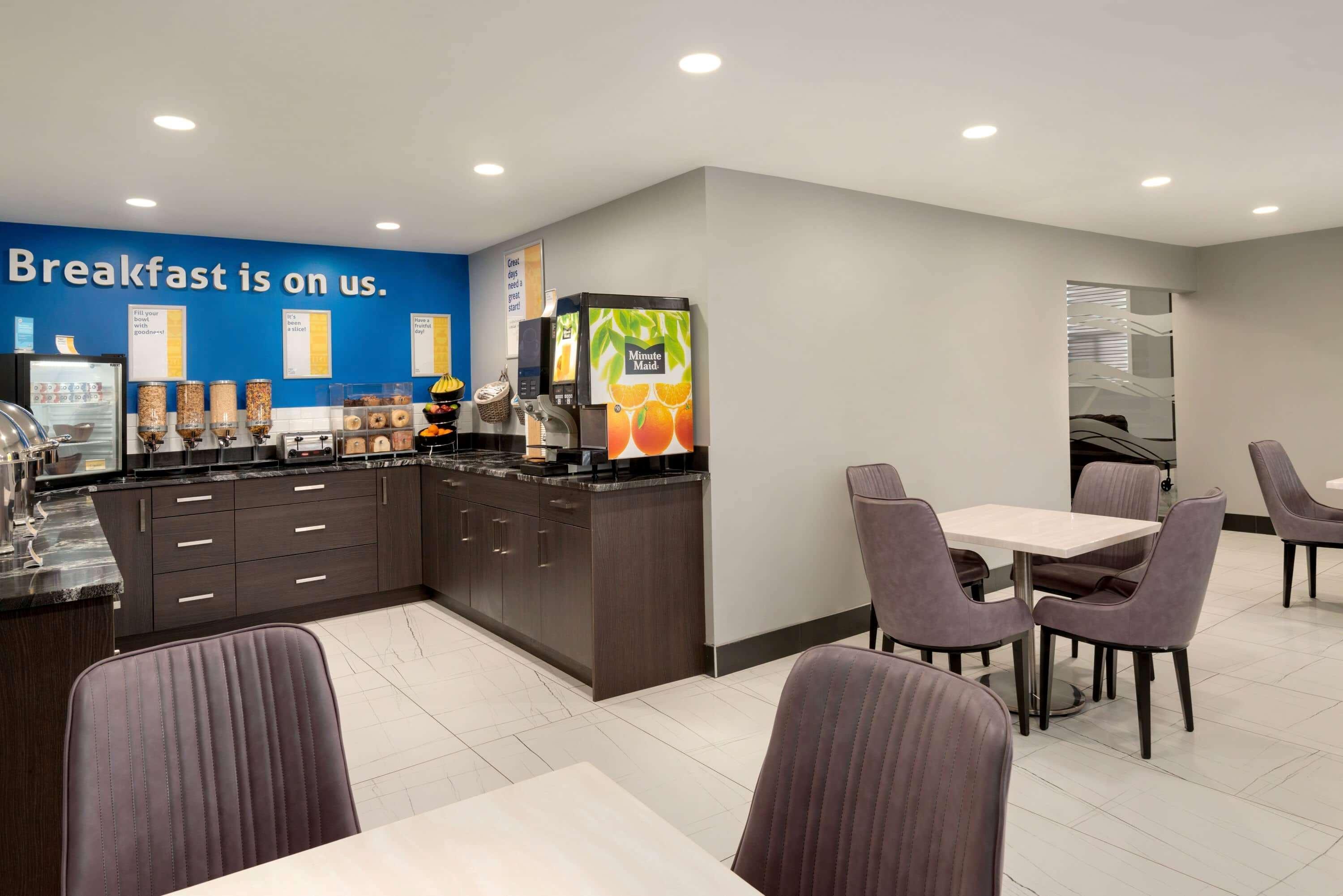 Days Inn By Wyndham Wainwright Bagian luar foto
