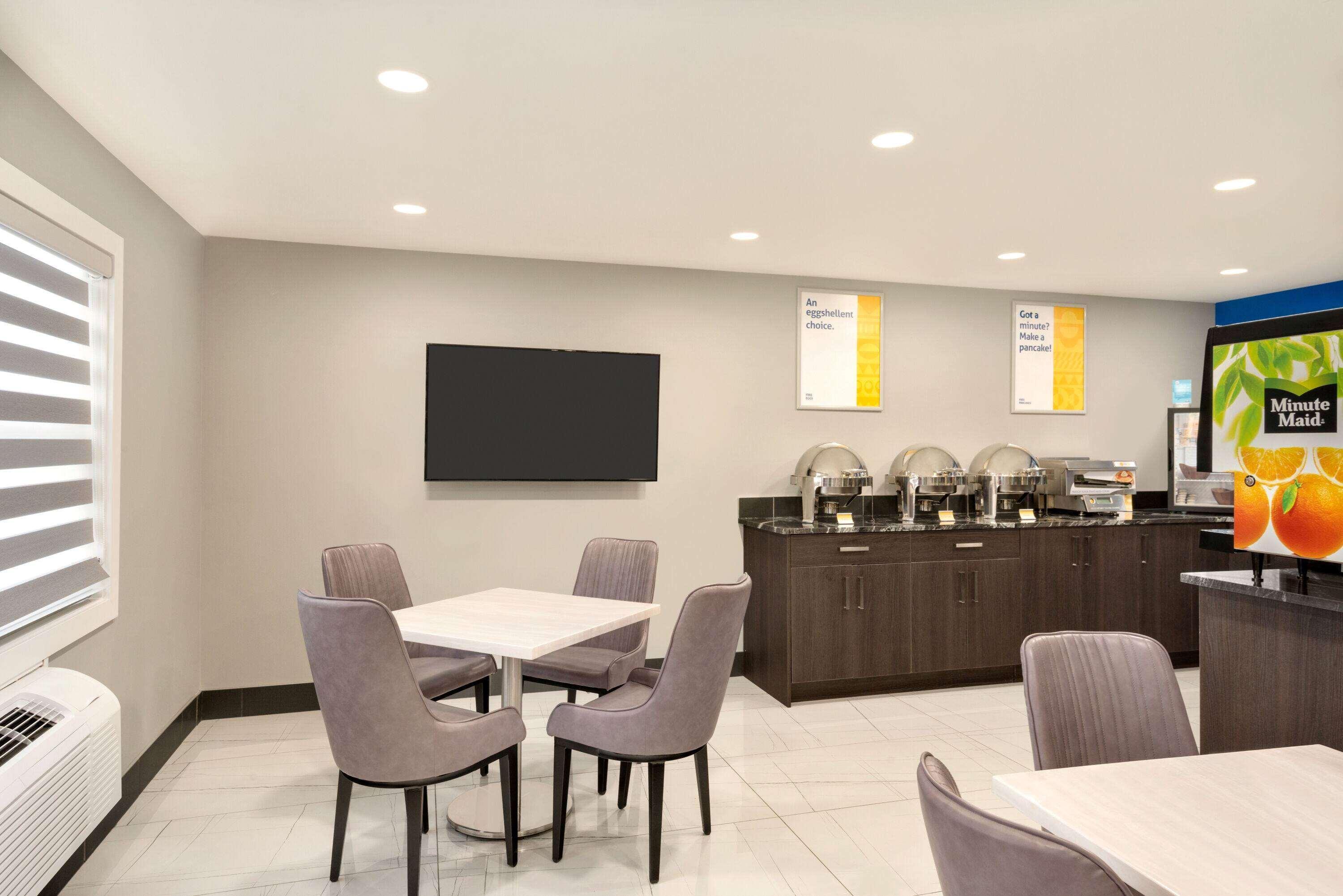 Days Inn By Wyndham Wainwright Bagian luar foto